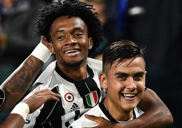El argentino Paulo Dybala negocia su posible traspaso al fútbol de Inglaterra y tendría en cuenta a su compañero Juan Guillermo Cuadrado.