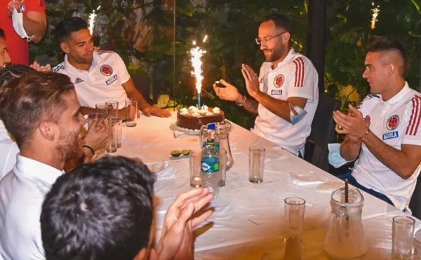 El arquero colombiano David Ospina está concentrado con la Selección Colombia en La Paz - Bolivia. El martes, 31 de agosto de 2021, cumplió 33 años y los celebró con una pequeña torta con sus compañeros de equipo. Ospina pidió un deseo especial cuando sopló las velas y en menos de un día se le hizo realidad. Desde el Napoli le llegó una noticia que afecta a un compañero, pero beneficia a David.