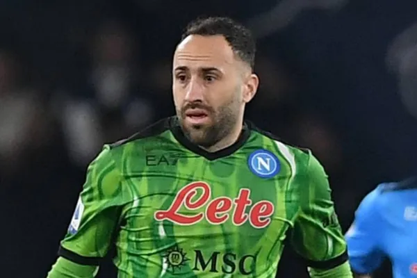 El arquero colombiano no ha definido su continuidad con Napoli y podría quedar libre el otro mes.