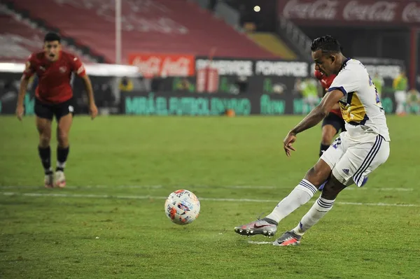 El arquero del Rojo, Sebastián Sosa, le contuvo el remate al colombiano.