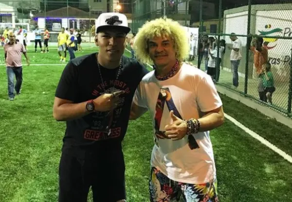 El artillero colombiano es uno de los jugadores que más gana en México como futbolista, lo cual hace que gaste sus millones en lujos, casas y autos último modelo.