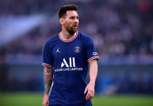 El astro argentino pese a que le ganó por goleada al Club Brujas de Bélgica, se alcanzó a ver que se sorprendió por el trabajo del colombiano Éder Álvarez Balanta a quien tenía muy bien referenciado.