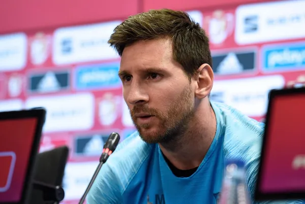 El astro argentino en una visita que hizo a Colombia con su Selección hace algunos años recibió de obsequio una camiseta oficial del Junior FC y un personaje en particular se encargó de hablarle del cuadro “Tiburón”.