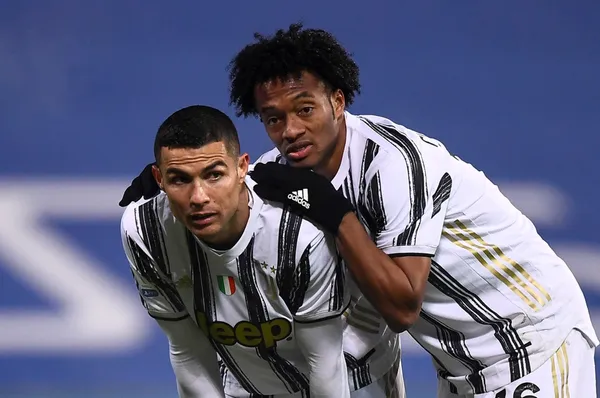 El astro portugués en su estancia en la Juventus siempre tuvo una buena amistad con Cuadrado, al punto que el colombiano le enseñó los pasos básicos de la salsa choke, basta ver el vídeo para observar a Cristiano como iba en sus lecciones.