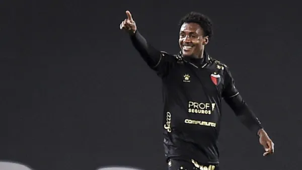 El atacante lleva dos temporadas en condición de préstamo en el reciente campeón del fútbol argentino Club Atlético Colón