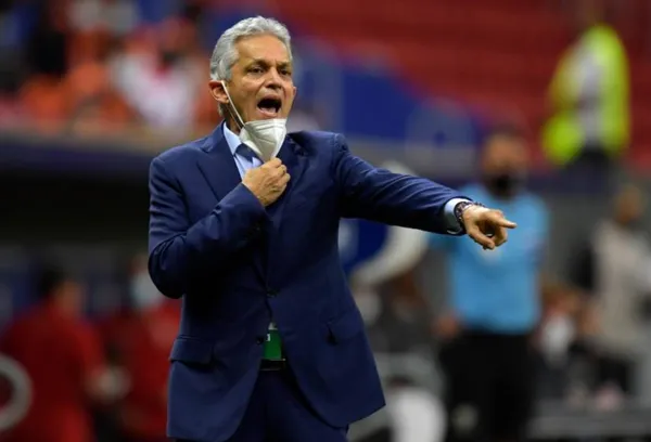 El ayudante de Reinaldo Rueda, Bernardo Redín se notó bastante alicaído en la derrota contra Perú.