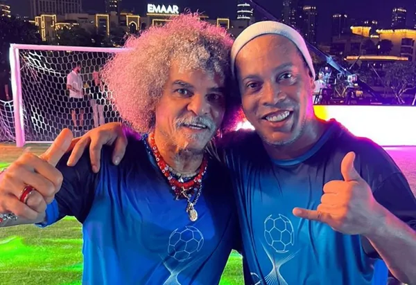 El brasileño Ronaldinho jugó un partido amistoso con Carlos Valderrama en Dubai.