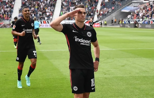 El club alemán Eintracht Frankfurt acaba de anunciar la contratación del noruego Jens Petter Hauge; quien viene procedente del A.C Milán de Italia. Petter llega cedido por un año y sería la competencia directa del colombiano Rafael Santos Borré para que no se relaje y de lo mejor de sí mismo para ser titular. Santos Borré reaccionó frente a esa contratación.