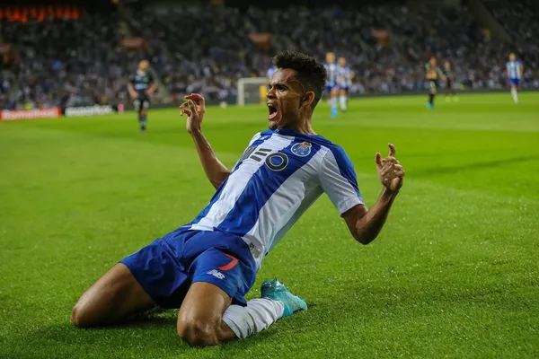 El club catalán está revisando para poder fichar al colombiano y así comenzar a reforzarse con jugadores de absoluta calidad, dado que viven su peor momento deportivo.