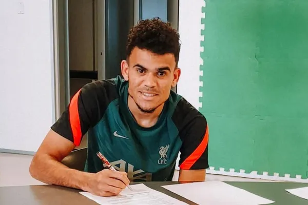 El club inglés confirmó la contratación del colombiano que llega procedente de Porto por una cifra de 45 millones de euros.