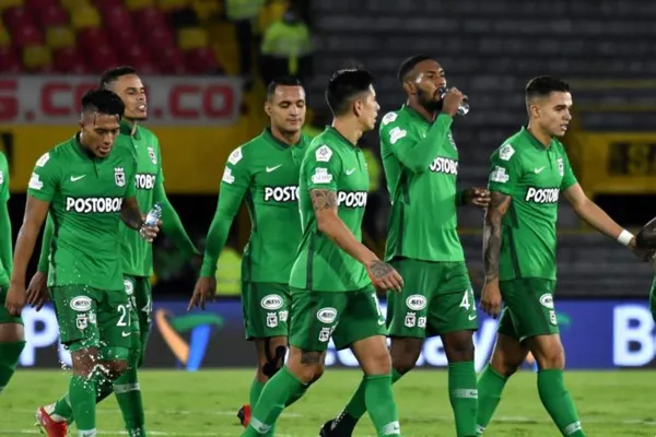 El club verdolaga perdió en la liga colombiana y los hinchas arremetieron contra los jugadores.