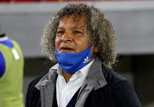 El colombiano Alberto Gamero está en la cuerda floja si no logra un título pronto, porque las excusas se le están acabando.