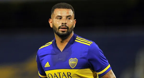 El colombiano decidió picarla y el arquero Alan Díaz le detuvo el remate.