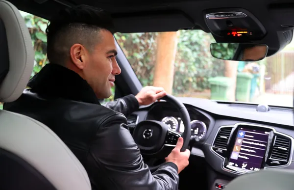 El colombiano desde que tomó la decisión de irse al Rayo Vallecano le dijo que no a los lujos y al parecer ese baño de humildad ha surtido efecto.