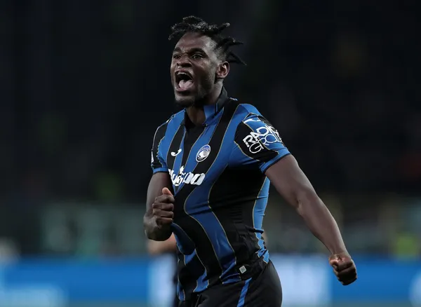 El colombiano Duván Zapata le complicó el partido al Manchester United de Cristiano Ronaldo.