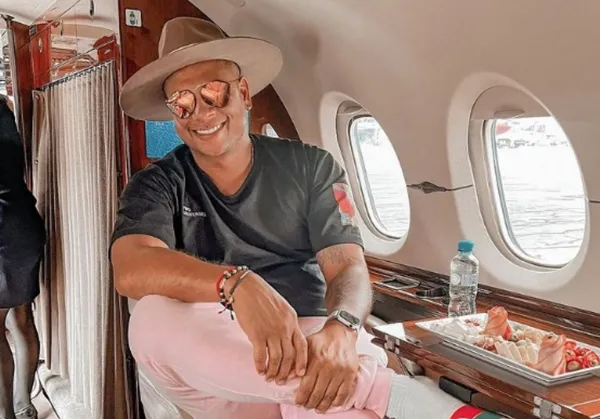 El colombiano Freddy Guarín desde la comodidad de un vuelo privado le mandó duras palabras a sus fans y críticos, con ciertas verdades entre líneas.