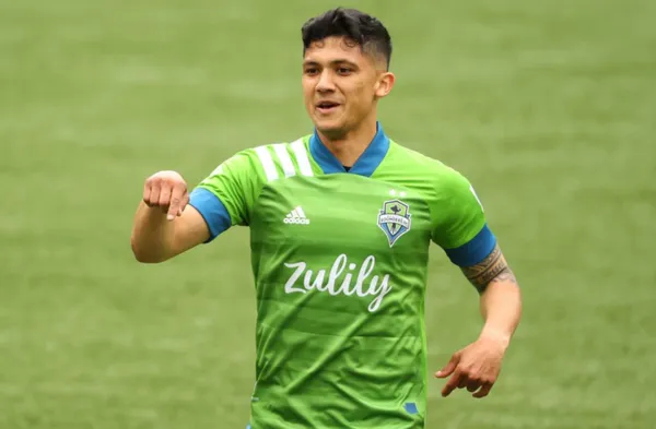 El colombiano Fredy Montero actualmente juega con el Seattle Sounders y este domingo, 15 de agosto de 2021, hizo una de sus noches de antología al marcarle dos goles al Portland Timbers, el marcador final fue a favor del equipo de Montero en un holgado score de 6 goles a 2. Fredy a sus 34 años sigue activo, muchos recuerdan su amplia carrera profesional y es un futbolista colombiano que en los Estados Unidos llegó a vender camisetas a la altura de figuras como David Beckham o Thierry Henry.