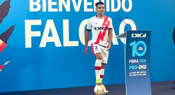 El colombiano fue presentado ante los hinchas y los medios de comunicación como el nuevo jugador del Rayo Vallecano.