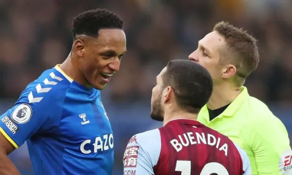 El colombiano fue titular y capitán en la caída del Everton ante el Aston Villa de Emiliano Martínez por la mínima.