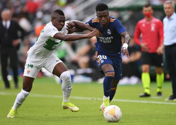 El colombiano Helibenton Palacios tuvo un duro cruce en la marca personal que le hizo a Vinícius Júnior en el partido del Real Madrid contra el Elche CF.