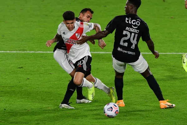 El colombiano improvisó la reconocida gambeta del brasileño.