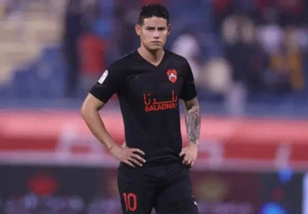 El colombiano James Rodríguez se quedó sin entrenador en Qatar por el despido de Laurent Blanc y ahora le toca afrontar la relación con su nuevo estratega.