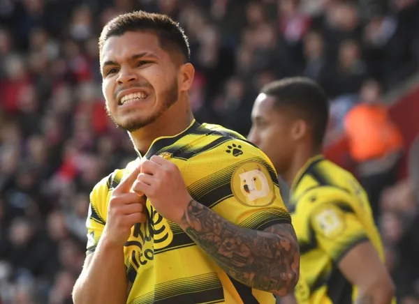 El colombiano Juan Camilo Hernández sigue sorprendiendo y anda enrachado, marcó un impresionante doblete.