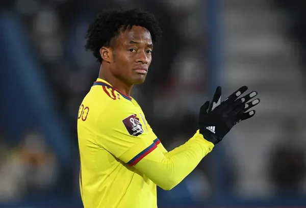 El colombiano Juan Guillermo Cuadrado no dejó de mostrar su agrado cuando sacaron a Rafael Santos Borré y aplaudió el cambio.