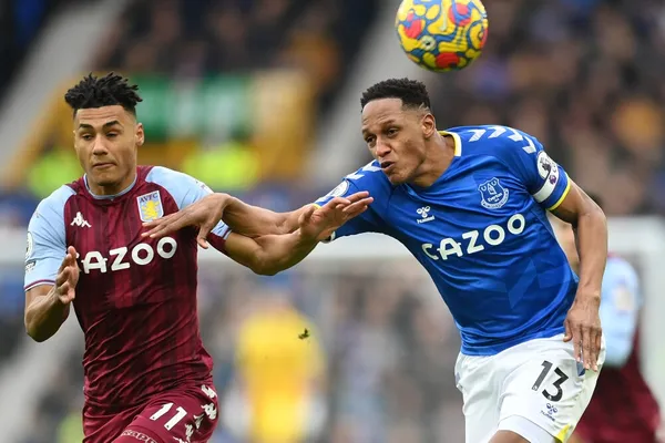 El colombiano jugo como capitán en la derrota frente al Aston Villa, tuvo opciones de gol.