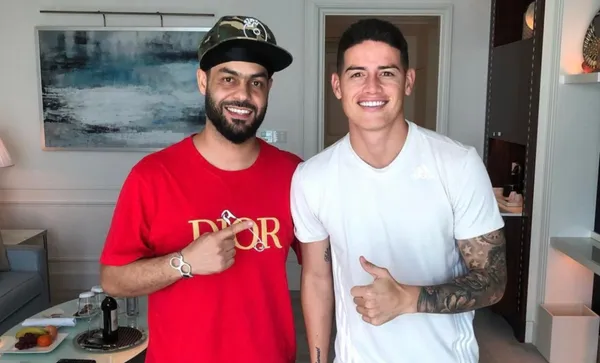 El colombiano junto a su equipo de trabajo está ultimando los detalles de lo que será su presentación oficial con el club qatarí y no podría dejar a un lado su imagen personal.