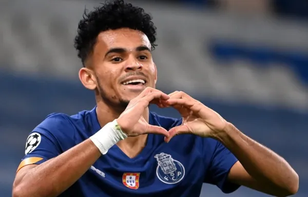 El colombiano Luis Díaz no escatima en gastos cuando le quiere hacer un regalo a su novia Geraldine Ponce. En Portugal le obsequió una camioneta BMW de la serie X6, la cual está valorada en $84.236 dólares ($326 millones de pesos colombianos). A Díaz también le gusta consentir a su novia con otra cosa que les fascina a ambos al momento de viajar.