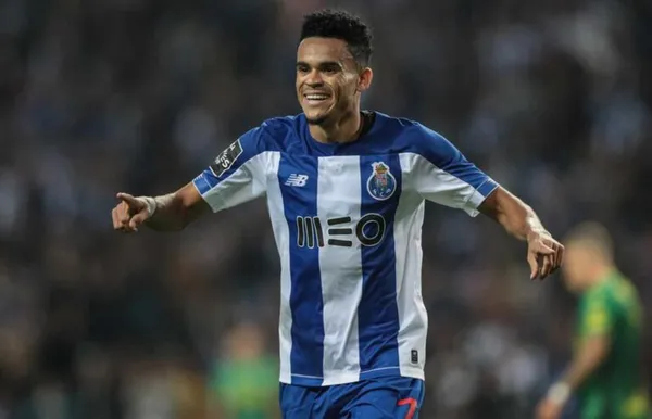 El colombiano Luis Díaz llegó a su partido número 100 con el FC Porto y lo hizo por todo lo alto al marcar un golazo al minuto 35 contra el Marítimo, el partido terminó empatado a un gol, pero Díaz demostró una vez más que no tiene techo en su rendimiento deportivo. Luis sigue en el radar de varios equipos de Europa. Reinaldo Rueda no dudará en llamarlo nuevamente a la Selección Colombia.