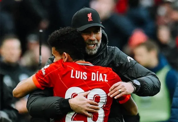 El colombiano Luis Díaz desde que llegó al Liverpool fue sincero en el tema del idioma que es su limitante, pero Jürgen Klopp le tendría una solución.