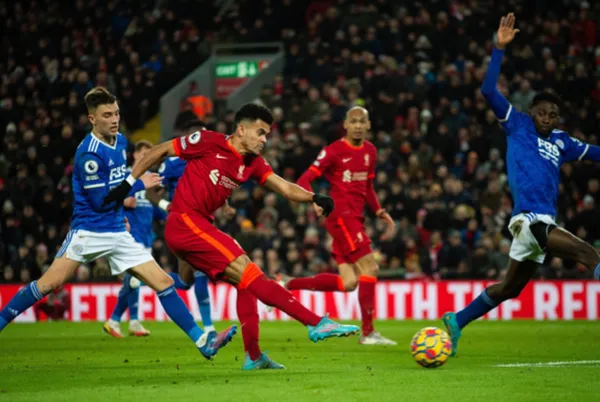 El colombiano Luis Díaz realizó un partidazo con el Liverpool y todos los medios internacionales no pararon en elogios con el nacido en Barrancas.