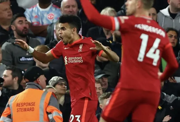 El colombiano Luis Díaz tuvo una gran actuación contra el Manchester United y los medios lo resaltaron.