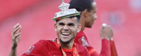 El colombiano pudo levantar la copa luego que se la entregarán sus compañeros de Liverpool.