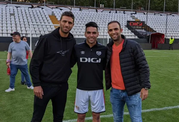 El colombiano Radamel Falcao recibió un emotivo detalle de apoyo por parte de los dos destacados tenistas colombianos.