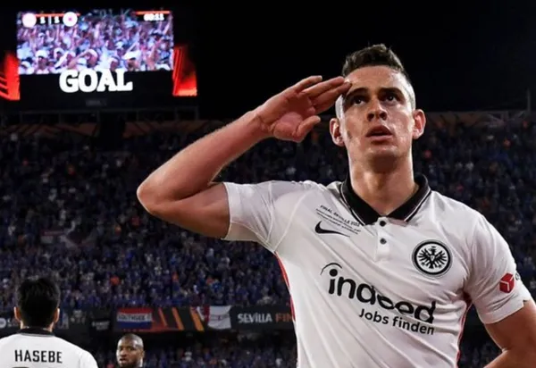 El colombiano Rafael Santos Borré marcó el gol del empate de su club en la final de la Europa League.