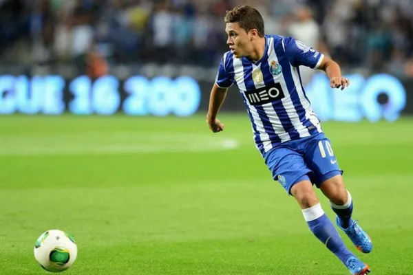 El colombiano tendría una oportunidad con el arribo de Marcelo Gallardo al viejo continente