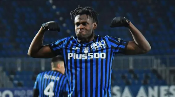 El colombiano tiene un salario mensual de $150 mil euros en el Atalanta y no se la pensó dos veces al momento de gastar cuatro meses de sueldo para comprar su propio yate. El yate le costó $600 mil euros. Pero solo lo usa una vez al mes cuando sale a pasear con su familia. De resto siempre lo tiene anclado en un muelle. Zapata está a punto de irse a un club en Inglaterra donde podría tener más lujos.