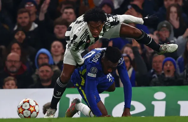 El colombiano no tuvo un buen partido contra su ex club y se suma otra nota negativa en su presente deportivo que es cuestionado.