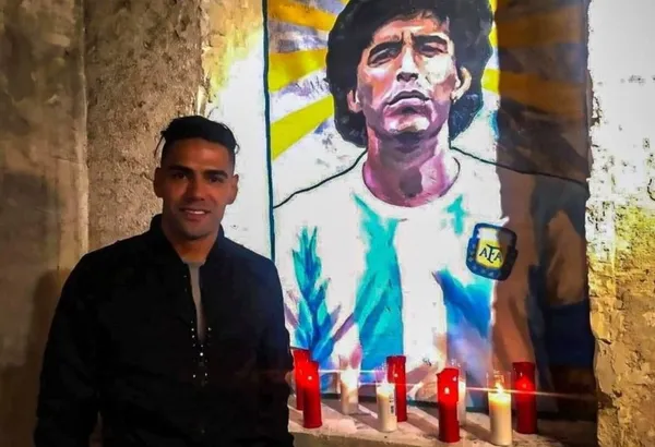 El colombiano tuvo un detalle especial con el fallecido ídolo argentino cuando llegó al Rayo Vallecano de España.