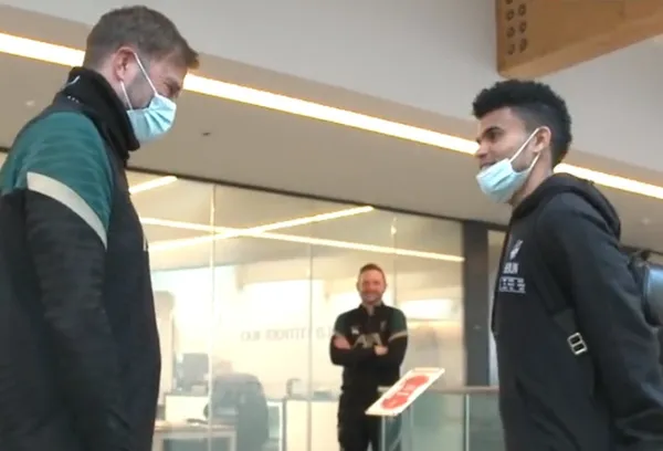 El colombiano ya llegó oficialmente al Liverpool y fue recibido por su entrenador apenas pisó las instalaciones del club.