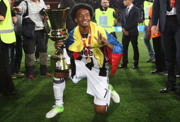 El colombiano ya tiene 4 años con la Juventus y el equipo italiano quiere renovar su contrato un año antes para no perder al jugador.