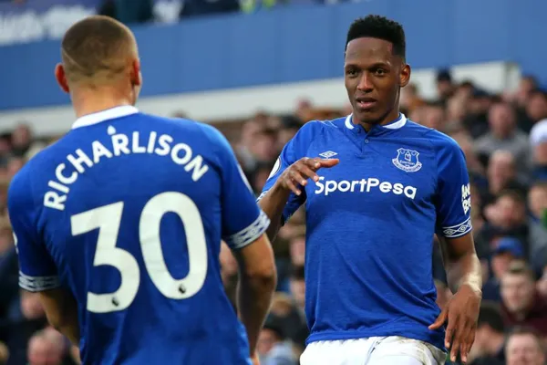 El colombiano Yerry Mina anotó el primer gol en la victoria de Everton ante Brentford en la cuarta ronda de la FA Cup.