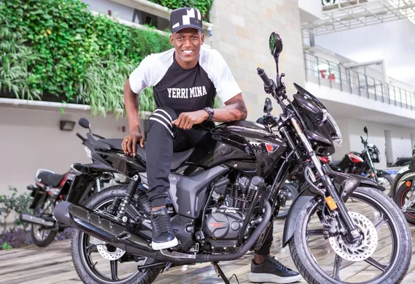 El colombiano Yerry Mina es una máquina que no para de facturar gracias a la publicidad y con la marca Hero Motos Colombia gana millones.