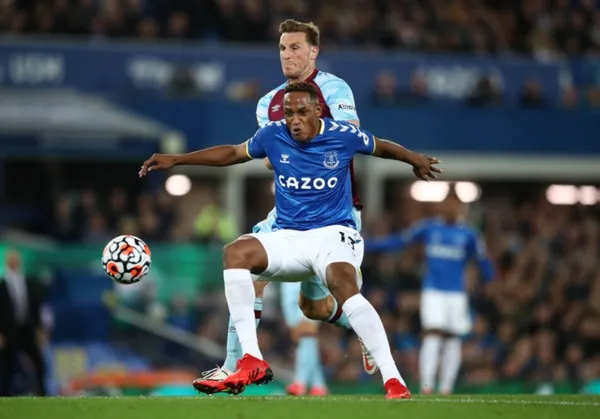 El colombiano Yerry Mina tiene nuevo entrenador en Inglaterra y recibió fuertes críticas por ese nuevo reto que lo pondrá a prueba.