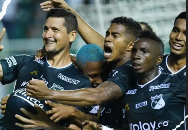 El conjunto azucarero logró una victoria importante 2-0 frente a uno de los favoritos del torneo continental, Jhon Vásquez, Guillermo Burdissso y Kevin Velasco entre las figuras del encuentro, según los comentarios en redes sociales.