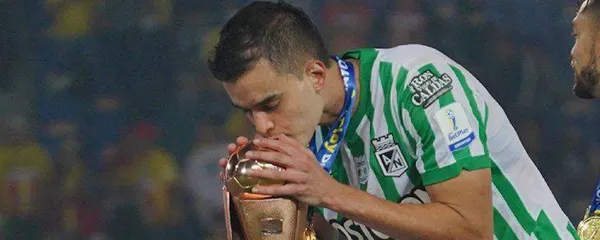 El defensa central eligió entre dos insignias del club paisa.