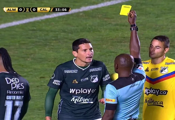 El defensor argentino Guillermo Burdisso complicó al Deportivo Cali pero logró corregir el error rápidamente.